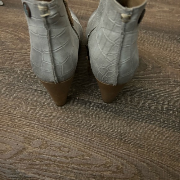 Grotesque size 7.5 (38 Euro) snake print 2 tone (intentional shading toes) GUC - Picture 14 of 16